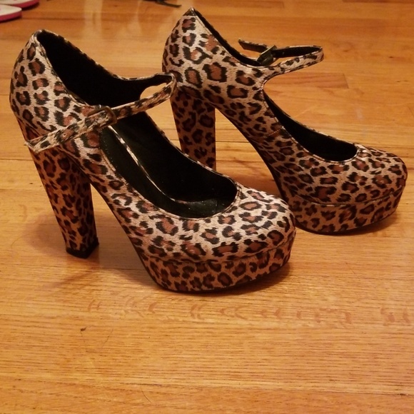 Shoes - Picture 2 of 4